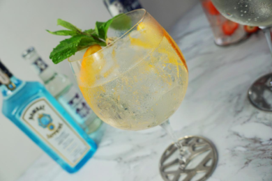 Lo steward le porta via il gin tonic, la nonnina lo prende a sberle