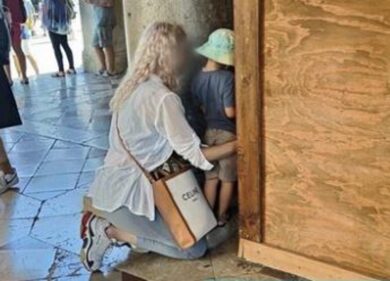 Venezia, bambino fa pipì in mezzo a piazza San Marco: è bufera sulla mamma