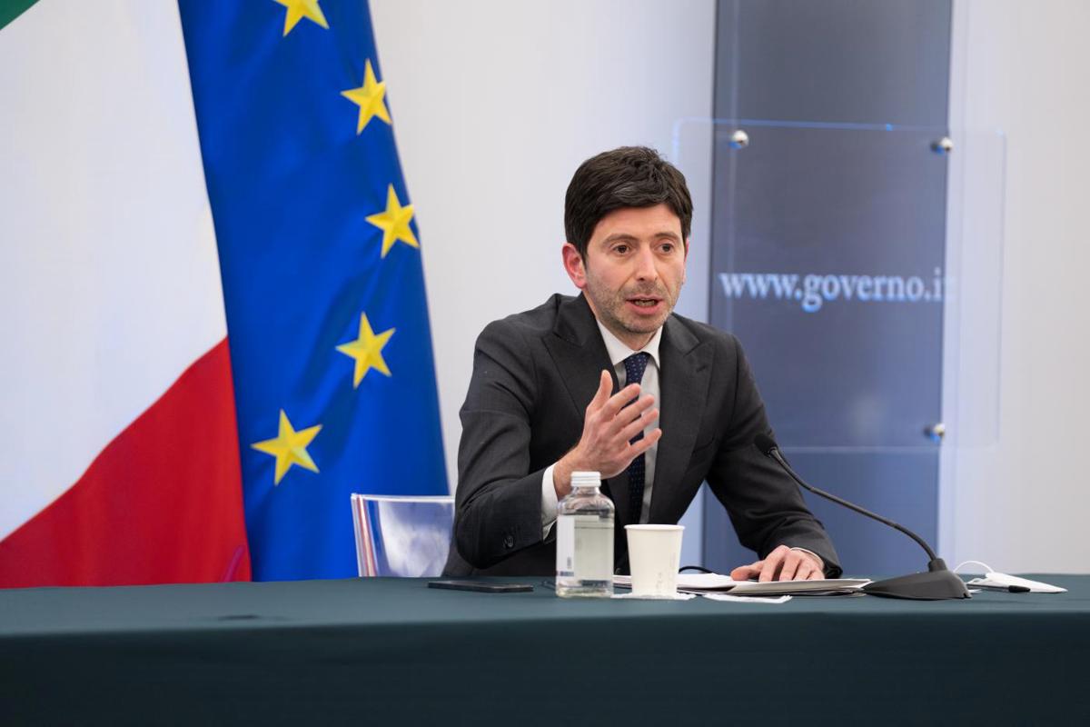 Covid, Speranza: “Quarta dose scudo per over 60-fragili”. Le mascherine… Covid, Speranza: “Quarta dose scudo per over 60-fragili”. Le mascherine…