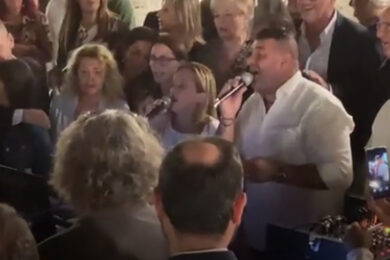 Meloni show, canta ‘O sarracino’ e non solo in Masseria, dopo La Piazza. Video