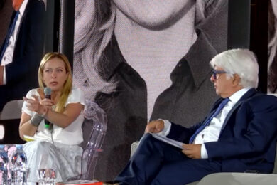 Meloni a La Piazza lancia il manifesto del nuovo “femminismo del merito”