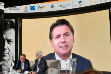 Emiliano: “Il centro-sinistra non faccia il purista, si rimetta con il M5S”