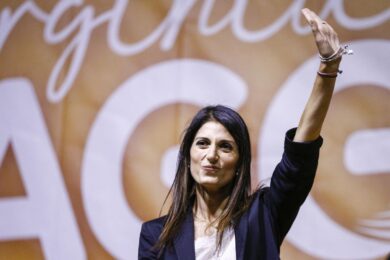 Elezioni, la Raggi sparisce in piena campagna: ecco quanto tiene alla politica