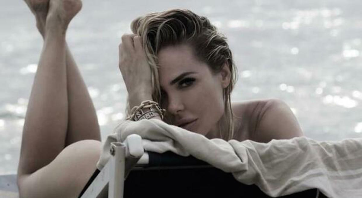 Ilary Blasi, saluta l’estate in topless e infiamma Instagram