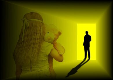 Abusi su minori: nonno-eroe salva la nipote di 5 anni picchiando il genero