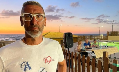 Gira intorno la Sardegna a nuoto in memoria della figlia: “Piangevo e nuotavo”