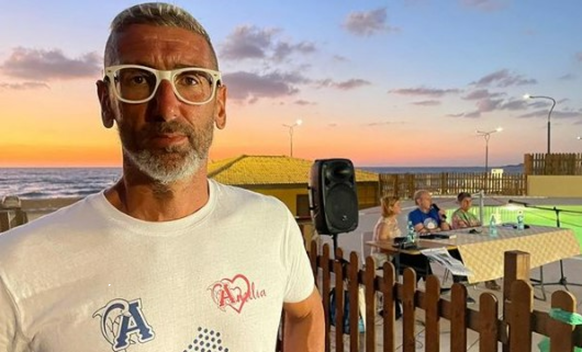 Gira intorno la Sardegna a nuoto in memoria della figlia: “Piangevo e nuotavo” Gira intorno la Sardegna a nuoto in memoria della figlia: “Piangevo e nuotavo”