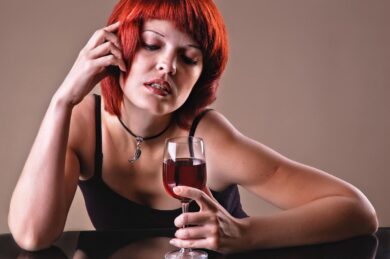 Caro-energia: ora costa di più anche bere vino, birra, acqua, succhi e bibite