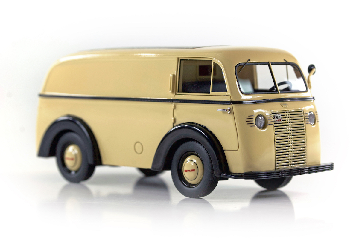 Opel: ritrovate ad un asta le foto del prototipo Blitz Transporter