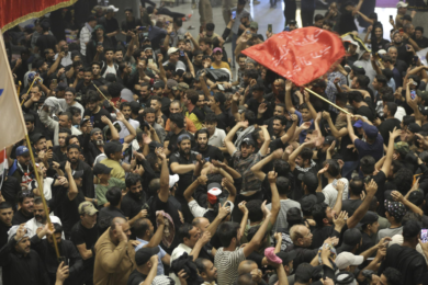 Iraq, le proteste infiammano il Paese dopo l’addio di Moqtada al-Sadr