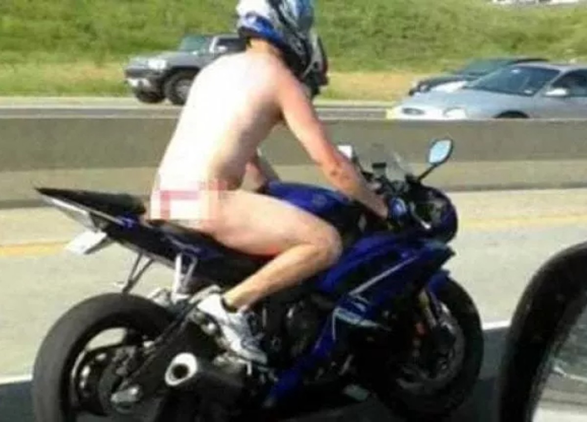 In scooter senza pantaloni e slip. “Sto andando in un campo nudista” In scooter senza pantaloni e slip. “Sto andando in un campo nudista”