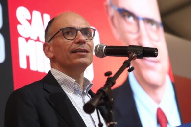 Roma: Berlusconi e forzisti all’Ergife; Letta prenota il 23 piazza del Popolo