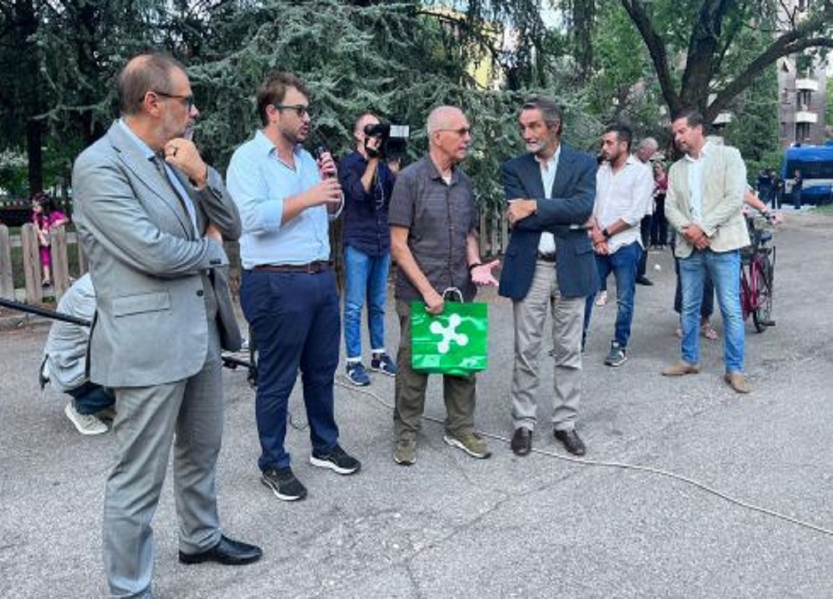 Aler Milano, anziano aggredito da abusivi. Il presidio: “Non sei solo”. FOTO Aler Milano, anziano aggredito da abusivi. Il presidio: “Non sei solo”. FOTO