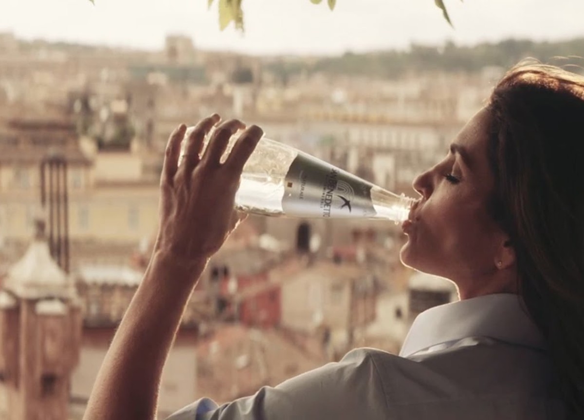 Elisabetta Canalis e lo spot dell’Acqua San Benedetto sotto accusa