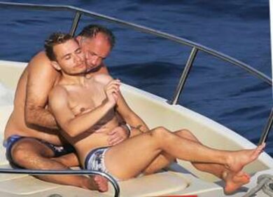 Cecchi Paone paparazzato con il giovanissimo compagno: “Nulla da nascondere”