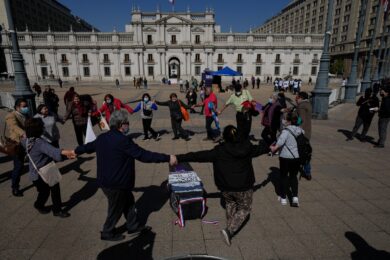 Cile, maxi-rissa in Parlamento: volano calci e pugni