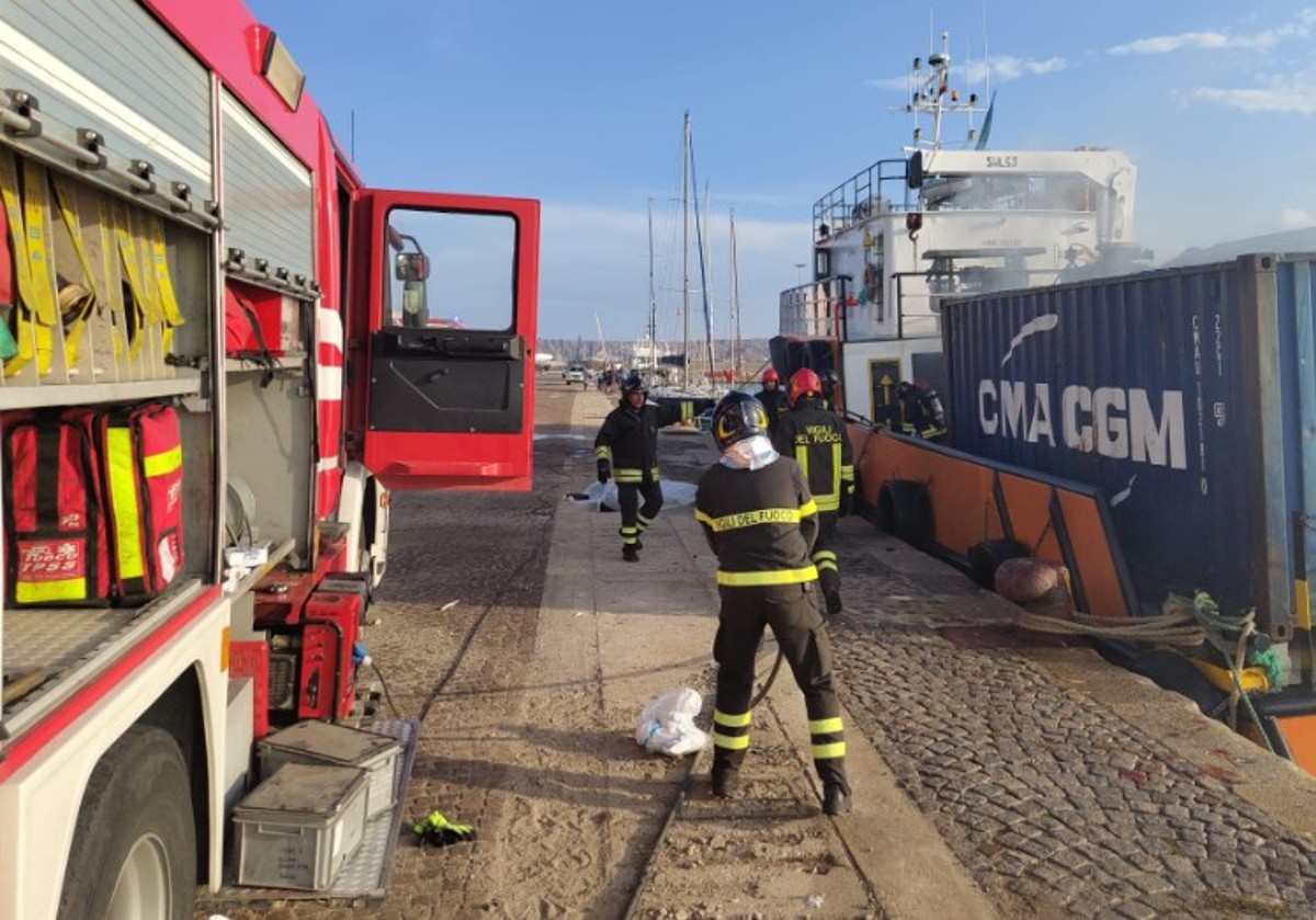 Esplode un rimorchiatore nel porto di Crotone: tre morti e un ferito Esplode un rimorchiatore nel porto di Crotone: tre morti e un ferito