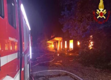 Milano, incendio negli ex studios: salvati tre senzatetto