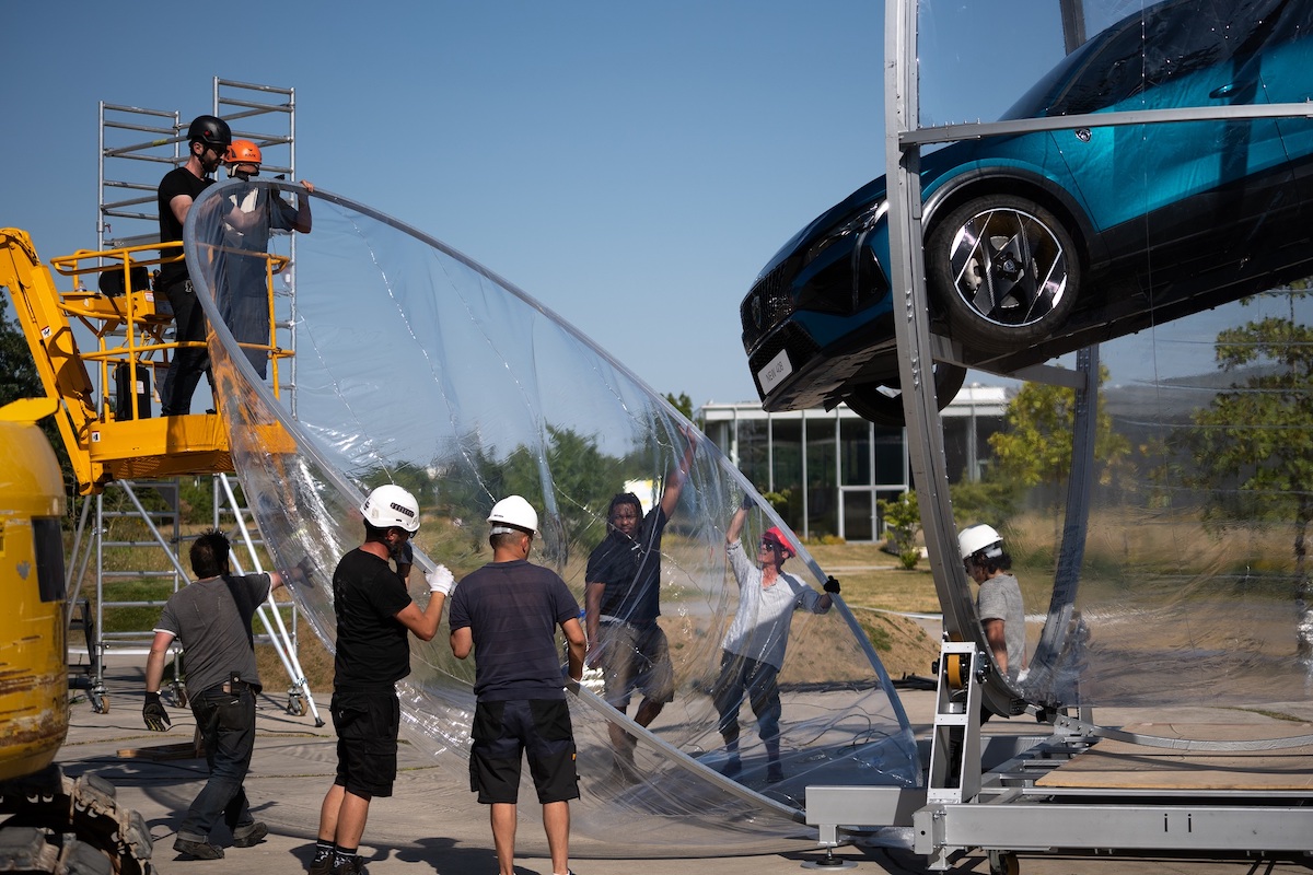 UnA sfera per presentare la nuova Peugeot 408 UnA sfera per presentare la nuova Peugeot 408