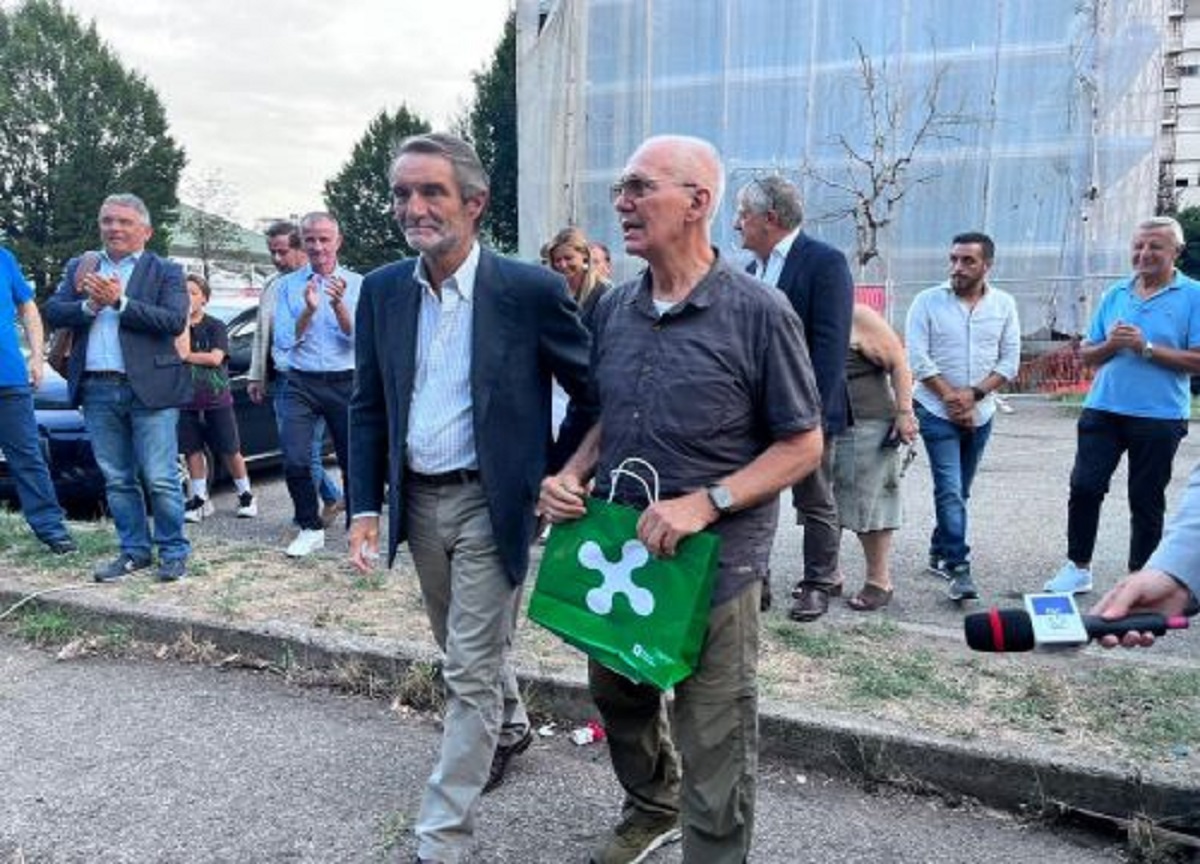 Aler Milano, anziano aggredito da abusivi. Il presidio: “Non sei solo”. FOTO Aler Milano, anziano aggredito da abusivi. Il presidio: “Non sei solo”. FOTO