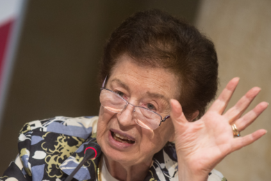 “Rosa Russo Iervolino è morta”. E lei: “Ma no, ho solo mal di schiena!”