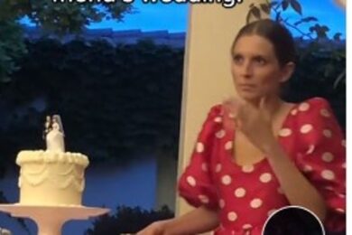 Taglia la torta al posto degli sposi e poi mangia una fetta: il video virale
