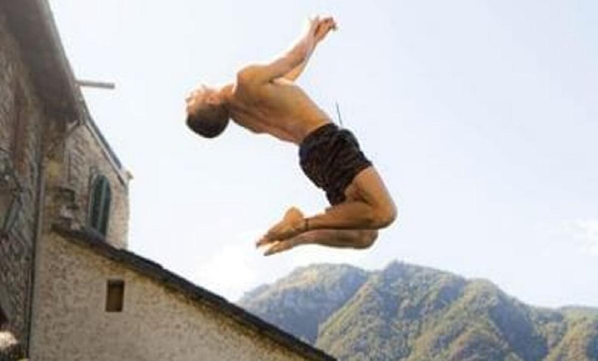Il tuffo spettacolare diventa virale. Ma Harry Davies rischia una denuncia Il tuffo spettacolare diventa virale. Ma Harry Davies rischia una denuncia