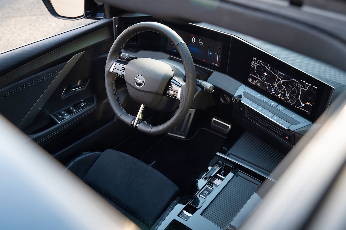 Sulla nuova Opel Astra Sports Tourer viaggiano gli squali Sulla nuova Opel Astra Sports Tourer viaggiano gli squali