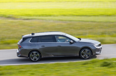 Sulla nuova Opel Astra Sports Tourer viaggiano gli squali