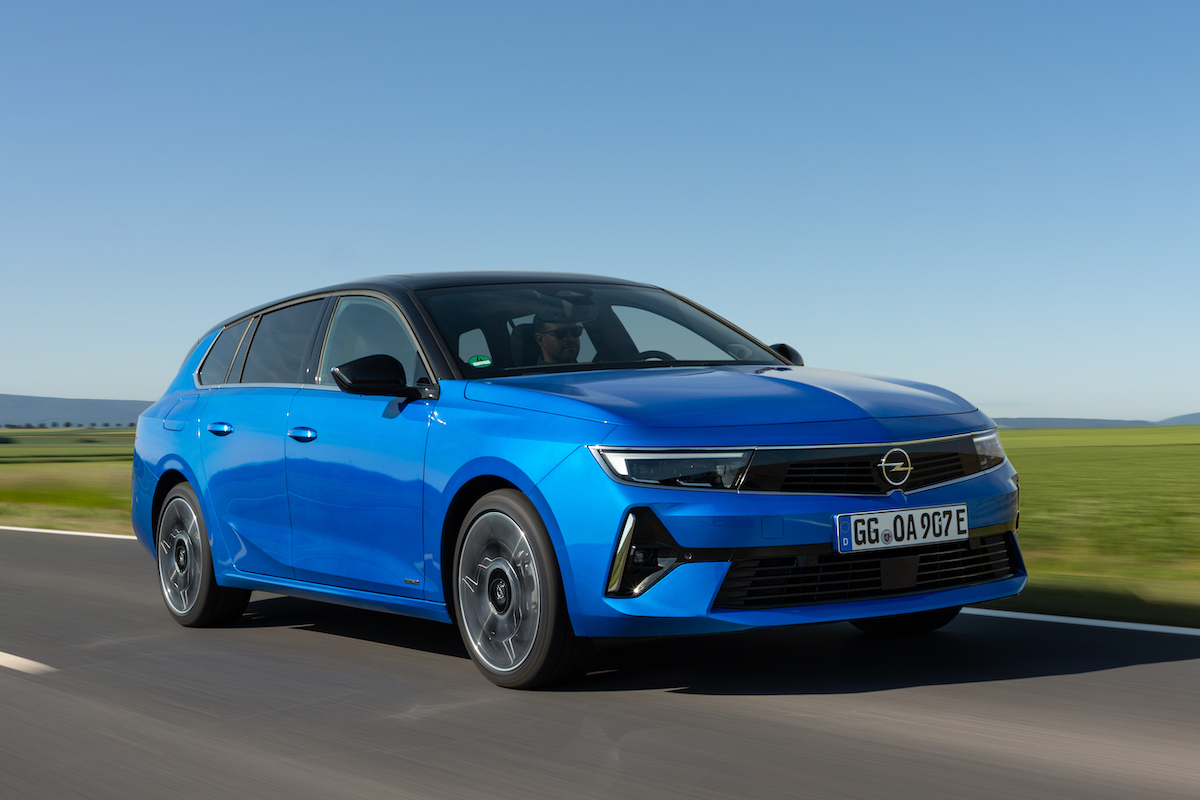 Sulla nuova Opel Astra Sports Tourer viaggiano gli squali Sulla nuova Opel Astra Sports Tourer viaggiano gli squali