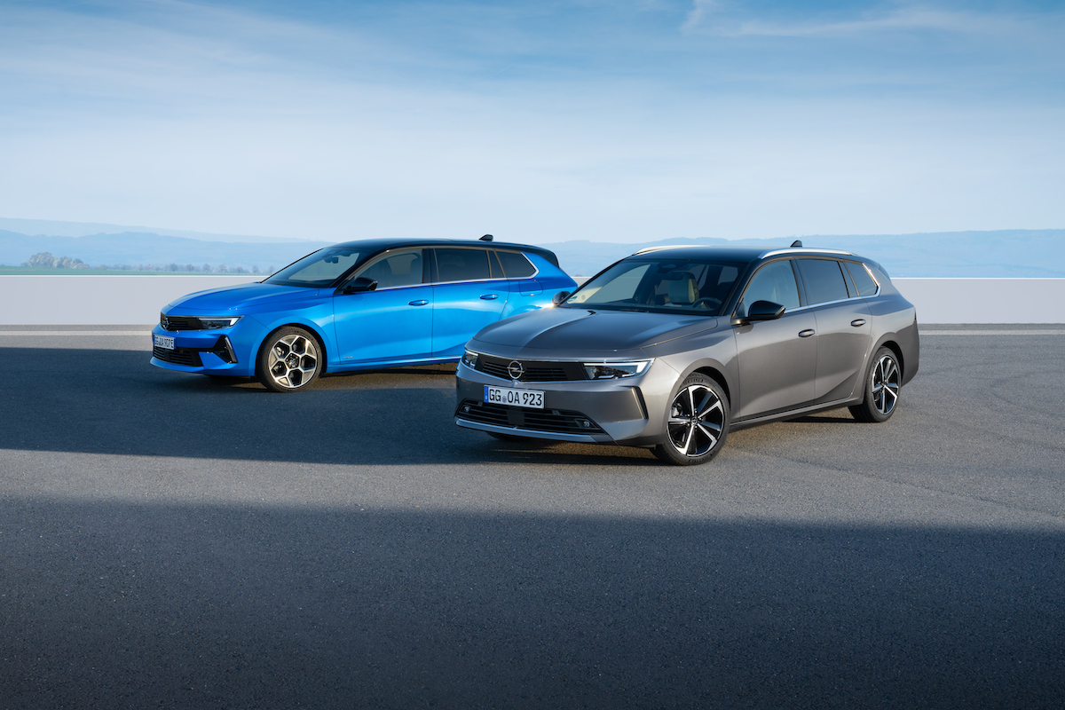 Sulla nuova Opel Astra Sports Tourer viaggiano gli squali Sulla nuova Opel Astra Sports Tourer viaggiano gli squali