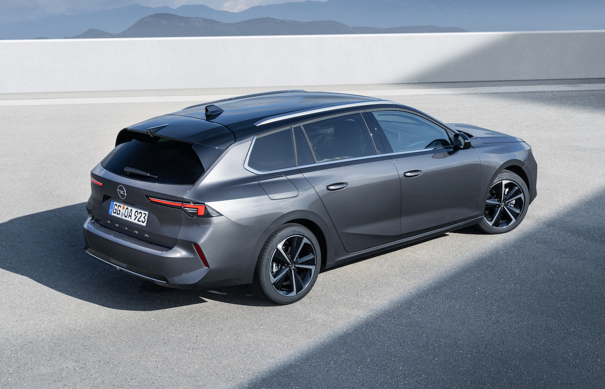 Sulla nuova Opel Astra Sports Tourer viaggiano gli squali Sulla nuova Opel Astra Sports Tourer viaggiano gli squali