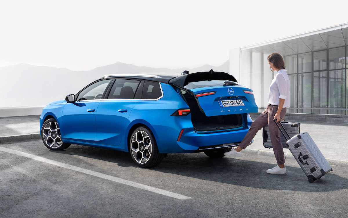 Sulla nuova Opel Astra Sports Tourer viaggiano gli squali Sulla nuova Opel Astra Sports Tourer viaggiano gli squali