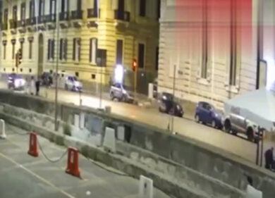 Napoli, una moto impenna e trascina per 100 metri una donna uccidendola -VIDEO
