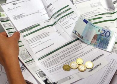 Napoli, protesta dei disoccupati: bruciano le bollette della luce in piazza