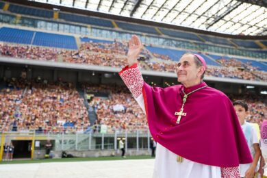 Delpini, l’arcivescovo frigna perché non è cardinale e prende in giro il Papa