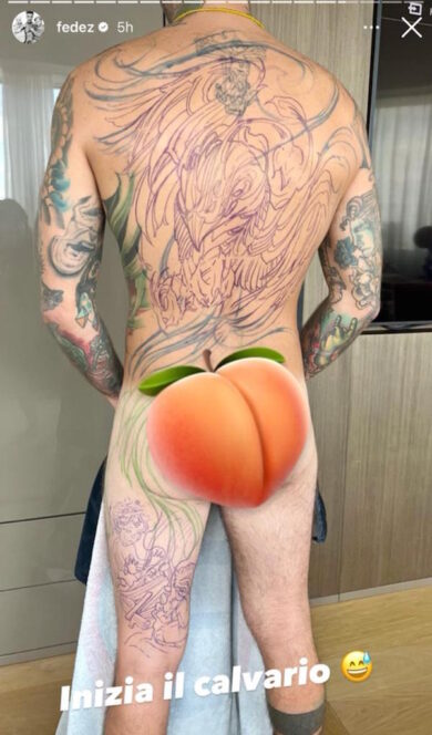 Fedez mentre si tatua la schiena, il sedere e la gamba mangia lasagne
