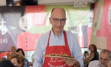 Enrico Letta cameriere per un giorno, visita alla pizzeria PizzAut