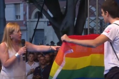 Meloni “accoglie” attivista arcobaleno sul palco: “Rispetto il tuo coraggio”