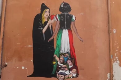 Meloni come la strega di Biancaneve: il murales di Roma