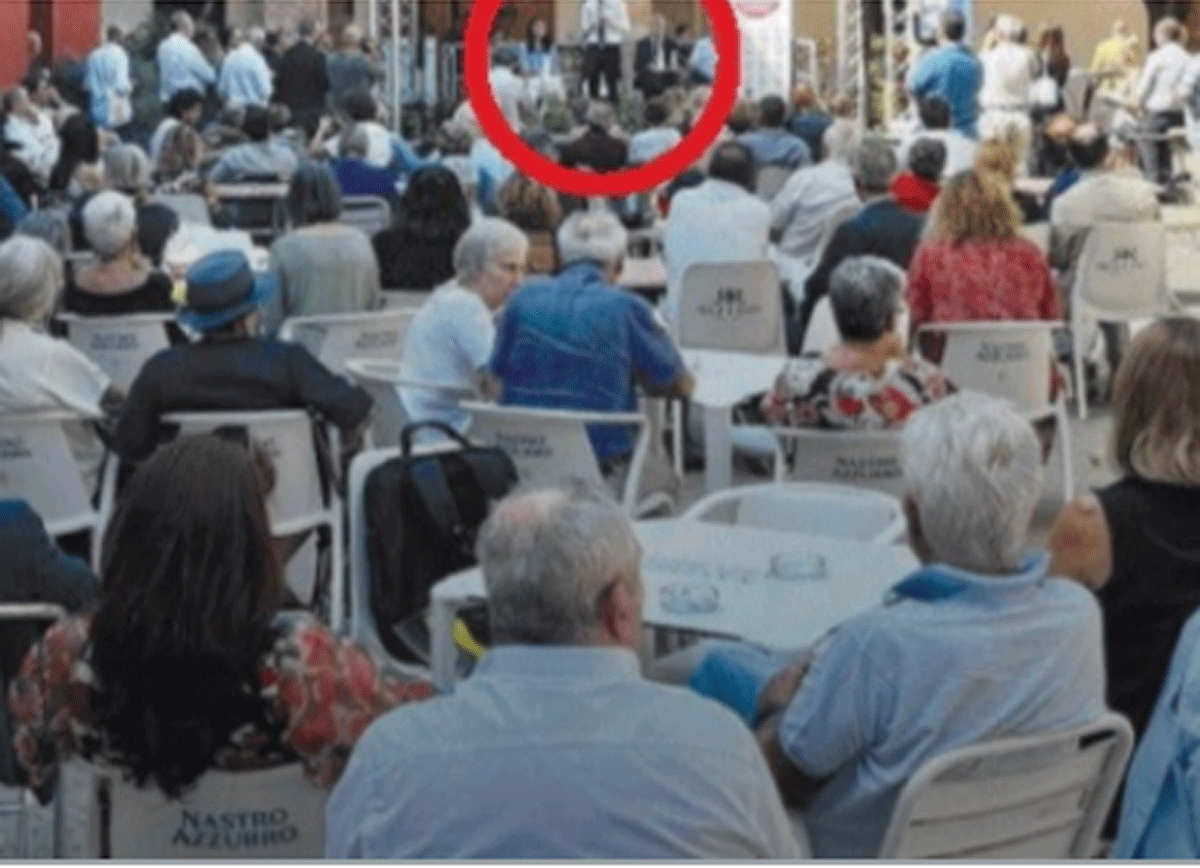 Firenze, quattro gatti per Speranza. Il ministro parla, piazza vuota Firenze, quattro gatti per Speranza. Il ministro parla, piazza vuota