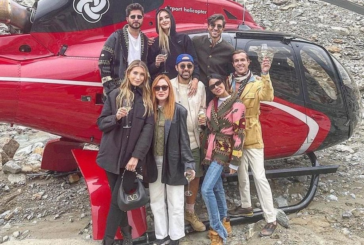 Ferragni, aperitivo iper-inquinante sul ghiacciaio: il web perde la pazienza Ferragni, aperitivo iper-inquinante sul ghiacciaio: il web perde la pazienza