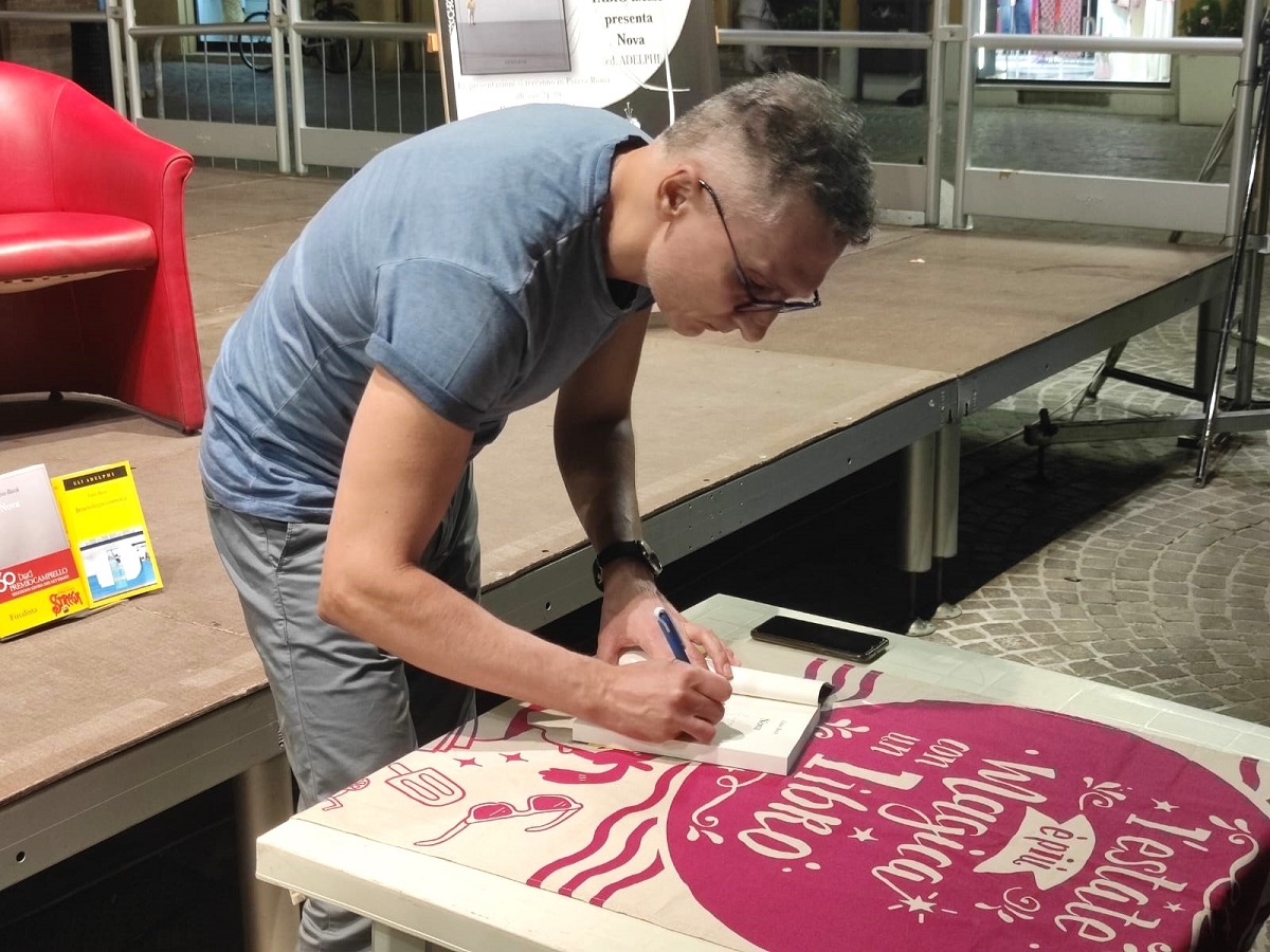 Il finalista allo Strega e al Campiello 2022 Fabio Bacà racconta la sua “Nova” Il finalista allo Strega e al Campiello 2022 Fabio Bacà racconta la sua “Nova”