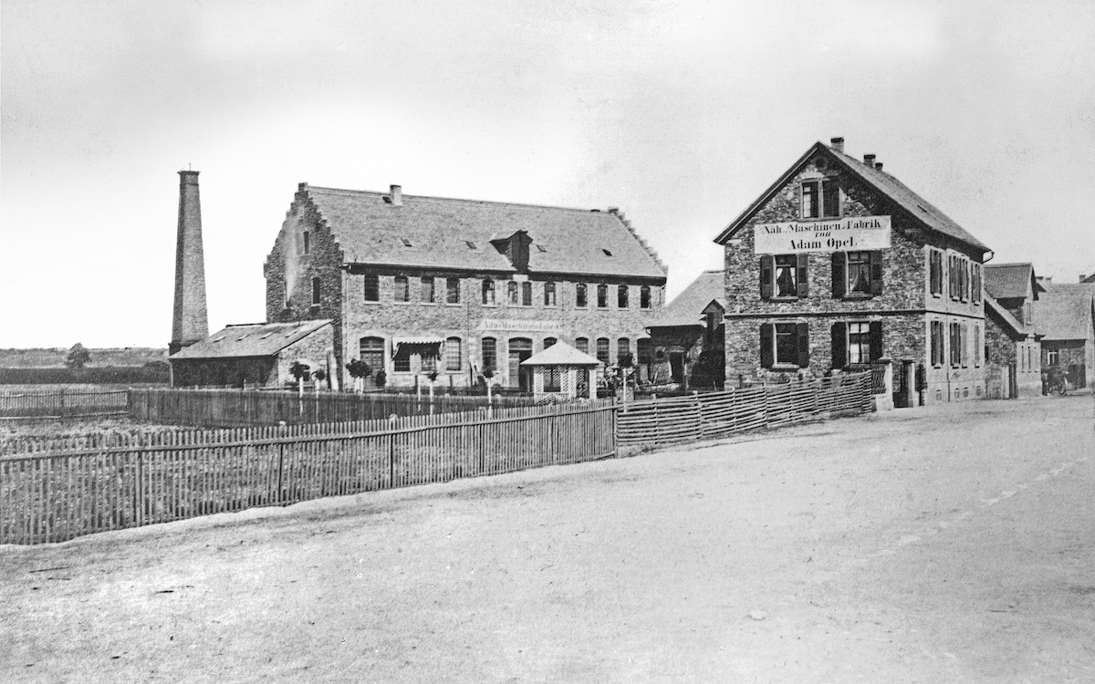 1862: Adam Opel fondò la propria azienda a Rüsselsheim. 1862: Adam Opel fondò la propria azienda a Rüsselsheim.