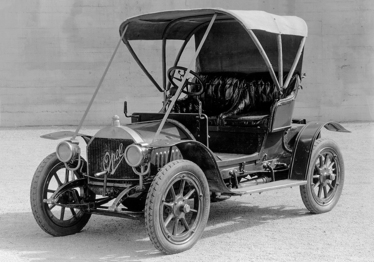 1862: Adam Opel fondò la propria azienda a Rüsselsheim. 1862: Adam Opel fondò la propria azienda a Rüsselsheim.