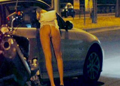 Trans in fin di vita: lite a colpi di spranghe per un posto sul marciapiede