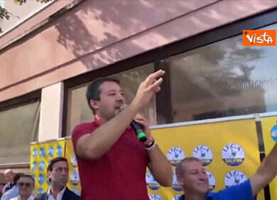 Salvini a Bolzano saluta l’edicolante: “Andate a comprare i giornali, ma non quelli di sinistra”