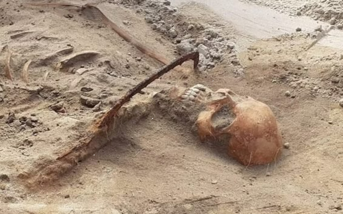 Polonia, gli archeologi ritrovano lo scheletro di una “donna vampiro” Polonia, gli archeologi ritrovano lo scheletro di una “donna vampiro”