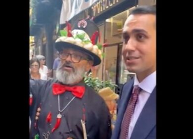 A Napoli si sparge il sale per scacciare il malocchio da Luigi Di Maio