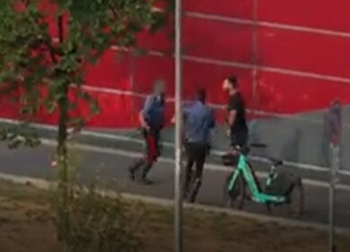 Milano, auto ribaltata e fuga: fermati dai carabinieri davanti a Casa Milan